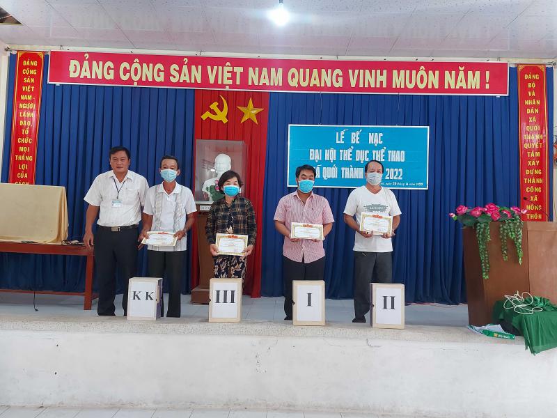 Đ/c Nguyễn Hoàng Anh, PCT. UBND, Trưởng Ban Tổ chức Đại hội TDTT xã trao giải cho các vận động viên